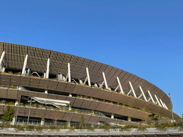 станция национального стадиона японии сфотографирована в марте 2021 года - summer olympic games стоковые фото и изображения