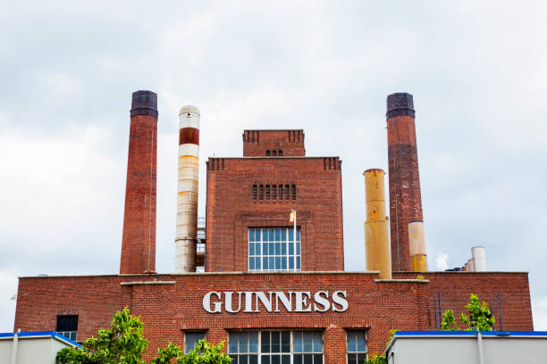 fábrica de cervecería guinness en dublín, irlanda - guinness fotografías e imágenes de stock