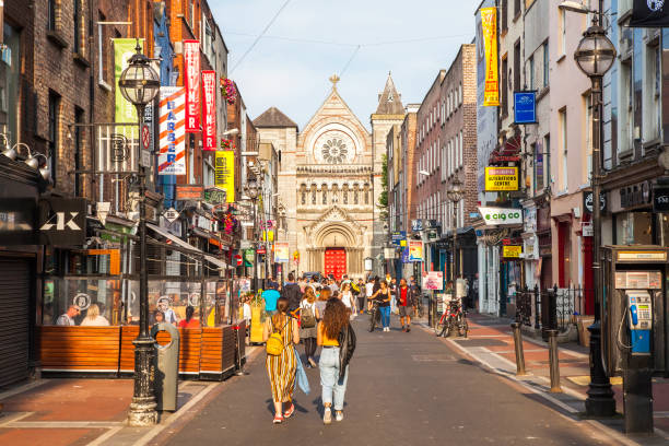 sunny grafton street en dublín, irlanda - dublin ireland place of worship church travel destinations fotografías e imágenes de stock