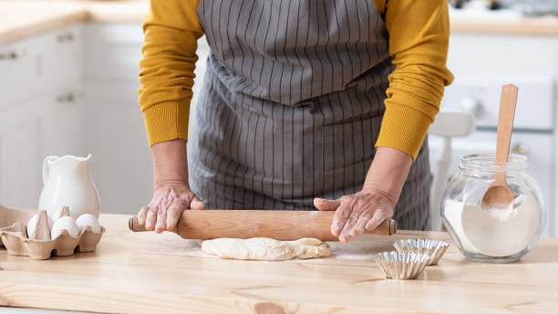쿠키, 부엌 인테리어를위한 여자를 굴리는 반죽의 자른 - rolling dough pastry apron 뉴스 사진 이미지
