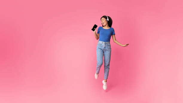 마이크로 스마트 폰을 사용하여 노래 행복한 아시아 여자 - headphones women music dancing 뉴스 사진 이미지