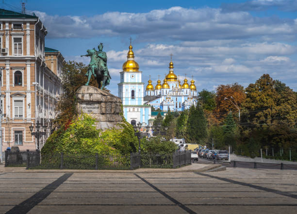 piazza sofievskaja con il monumento a bohdan khmelnytsky e il monastero a cupola dorata di san michele - kiev, ucraina - kyiv orthodox church dome monastery foto e immagini stock