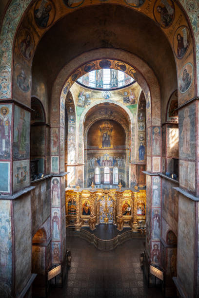 聖ソフィア大聖堂の内部の教会の寄り鍋と祭壇の高角度ビュー - キエフ、ウクライナ - nave ストックフォトと画像