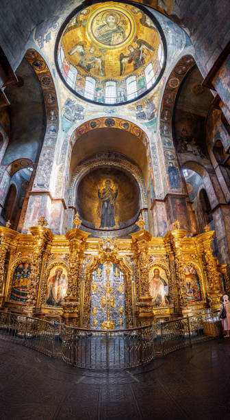 聖ソフィア大聖堂の内部の黄金の祭壇とドームの垂直パノラマ - キエフ、ウクライナ - キエフ、ウクライナ - nave ストックフォトと画像