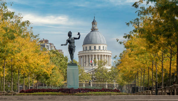 le panthéon à paris (france), vu du jardin de luxembourg à l’automne - jardin luxembourg photos et images de collection