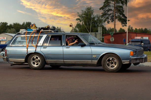 blau erchevrolet caprice station wagon, klassisch - hohe auflösung. - kombi stock-fotos und bilder