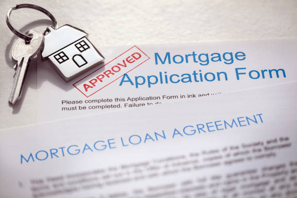 форма заявки на ипотеку и кредитное соглашение с ключом от дома - loan mortgage document house real estate стоковые фото и изображения