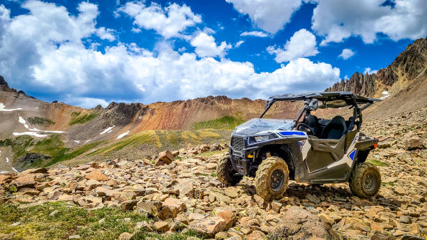 4x4 side-by-side off-road vehicle, utv atv with a beautiful mountain range in the background near ouray, colorado. yankee boy basin. rocky mountains. - side by side fotos imagens e fotografias de stock