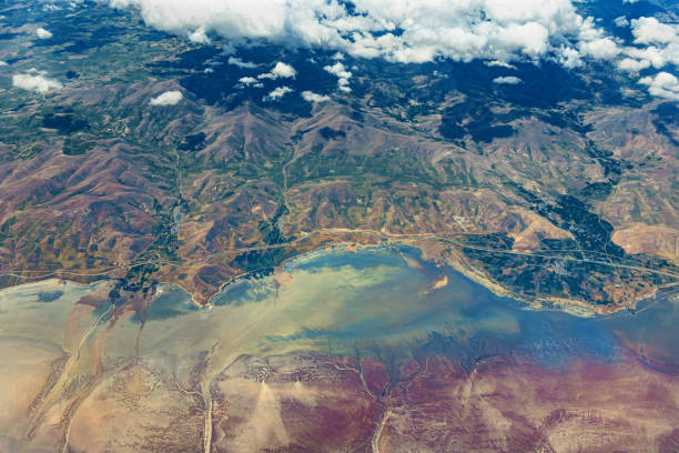 widok z lotu ptaka na słone jezioro urmia w iranie, azji - lake urmia zdjęcia i obrazy z banku zdjęć