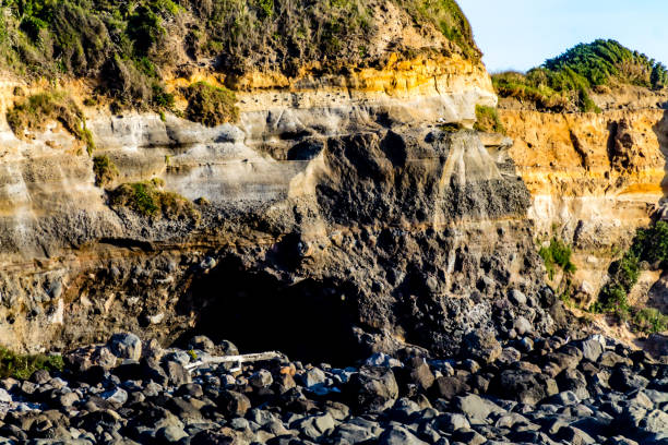 오무나키 비치의 언덕과 암석. 오무나키, 뉴질랜드 여행 - taranaki region 뉴스 사진 이미지