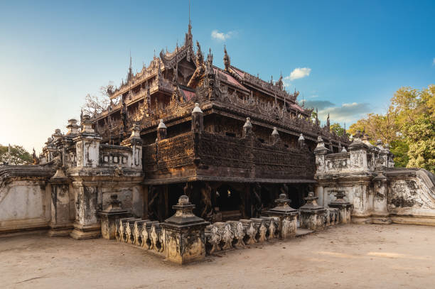 monasterio de shwenandaw - shwenandaw fotografías e imágenes de stock