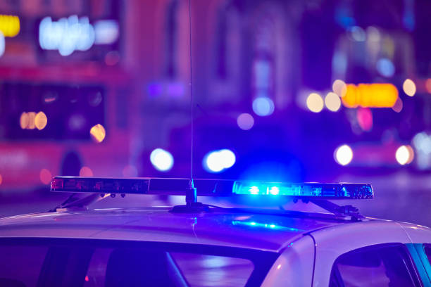 semáforos de coches de policía en la calle de la ciudad por la noche - sheriff fotografías e imágenes de stock