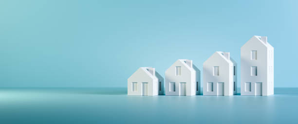 어떤 크기의 집을 감당할 수 있습니까? 컨셉 샷: 파란색 배경에 있는 4개의 다른 크기의 주택 모델. 복사 공간 사용 가능, 웹 배너 형식 - afford 뉴스 사진 이미지