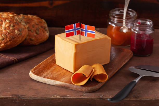 노르웨이 브루노스트 전통 브라운 치즈 - norwegian culture 뉴스 사진 이미지