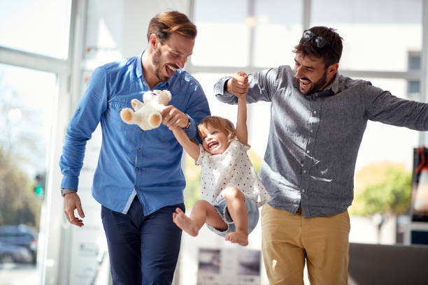 kind mädchen beim einkaufen mit schwulen eltern.familie spaß beim einkaufen. - homosexual stock-fotos und bilder