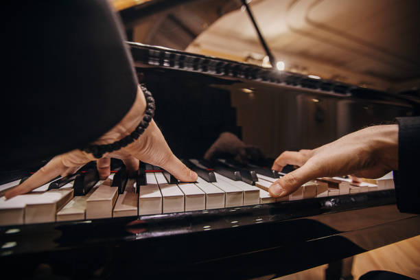 pianista masculino tocando - pianist grand piano piano playing fotografías e imágenes de stock