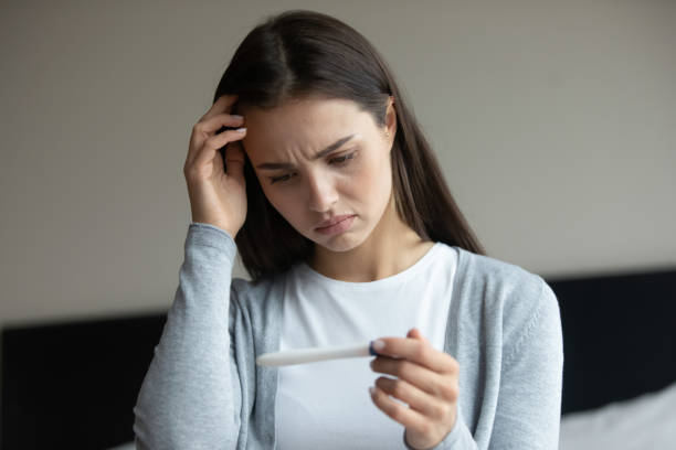 donna triste che ha un risultato negativo del test di gravidanza dopo la fecondazione in vitro - insolito foto e immagini stock