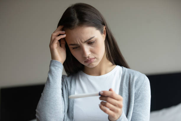 droevige vrouw die negatief resultaat van zwangerschapstest na ivf krijgt - ongebruikelijk stockfoto's en -beelden