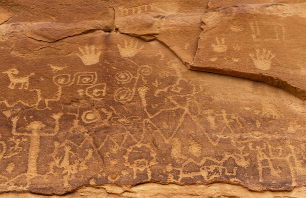페트로글리프스, 메사 베르데 국립공원 - cave painting north american tribal culture ancient pueblo 뉴스 사진 이미지