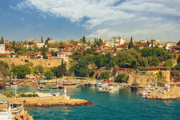 vue panoramique du port de vieille ville d’antalya et de la mer méditerranée, turquie - turkey mediterranean sea mediterranean countries vacations photos et images de collection