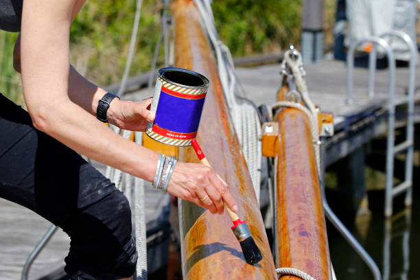 verniz de madeira - nautical vessel wood sailing ship repairing - fotografias e filmes do acervo