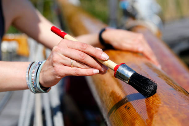 verniz de madeira - nautical vessel wood sailing ship repairing - fotografias e filmes do acervo