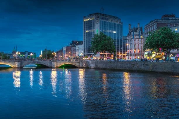 오코넬 거리와 다리의 야간 사진, 하이네켄 건물은 도시 조명에 의해 조명 - irish culture audio 뉴스 사진 이미지