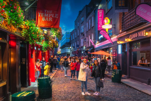 Crowds of people having good time at Temple Bar street, famous for its pubs, restaurants and nightlife Dublin, Ireland, August 2019 Crowds of people having good time at Temple Bar street, famous for its pubs, restaurants and nightlife, night photography temple bar pub stock pictures, royalty-free photos & images