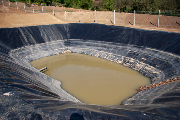 lagoa de lixiviação isolada com água suja, parte do aterro sanitário - leachate - fotografias e filmes do acervo