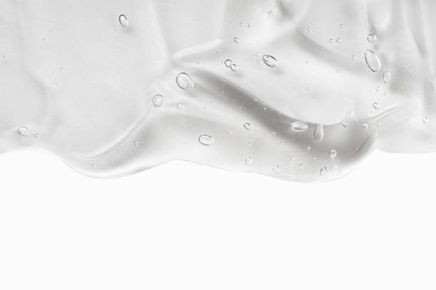 acide hyaluron pour les soins de la peau avec collagène et rétinol. échantillon de sérum de visage de lotion de soin de soin. bavure de gel d’isolement sur le fond blanc. gel liquide transparent à la crème cosmétique. - prélèvement de sérum photos et images de collection