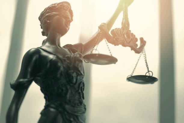 el símbolo de la estatua de la justicia, imagen del concepto de derecho legal - justicia ser mítico fotografías e imágenes de stock