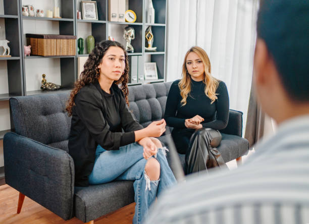 lgbtq, mujer pareja uno a uno sesión con consejera en casa - couple therapy alternative therapy relationship difficulties fotografías e imágenes de stock