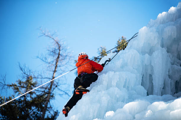 escalada en hielo con hacha de hielo y cuerda - ice climbing fotografías e imágenes de stock