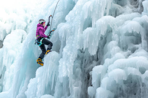 escalada en hielo con hacha de hielo y cuerda - ice climbing fotografías e imágenes de stock