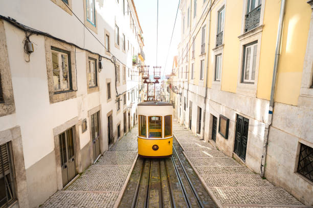 tranvías en la ciudad de lisboa. famoso tranvía de funicular amarillo retro en calles estrechas del casco antiguo de lisboa en un soleado día de verano. atracción turística - cable car lisbon portugal portugal old fotografías e imágenes de stock