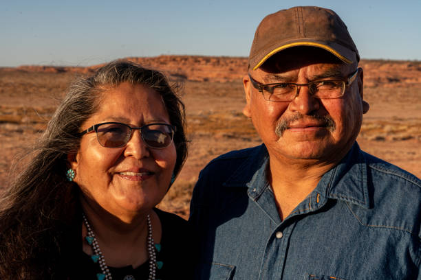 유타 주 모뉴먼트 밸리에 있는 집 근처에서 행복하고 웃는 아메리카 원주민 남편과 아내 - native american north american tribal culture women mature adult 뉴스 사진 이미지