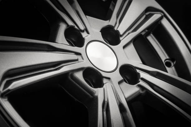 nova roda de liga de alumínio cinza morrer disco fundido de perto - alloy wheel - fotografias e filmes do acervo