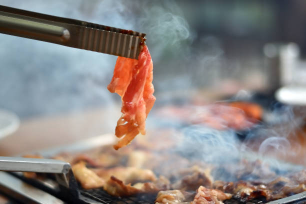 전통 한국 식 바베큐 준비. 신선한 생 고기 굽기의 클로즈업 보기. - yakiniku 뉴스 사진 이미지