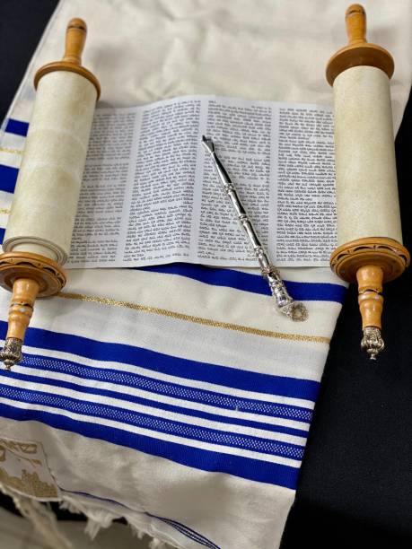 еврейский талит - torah стоковые фото и изображения