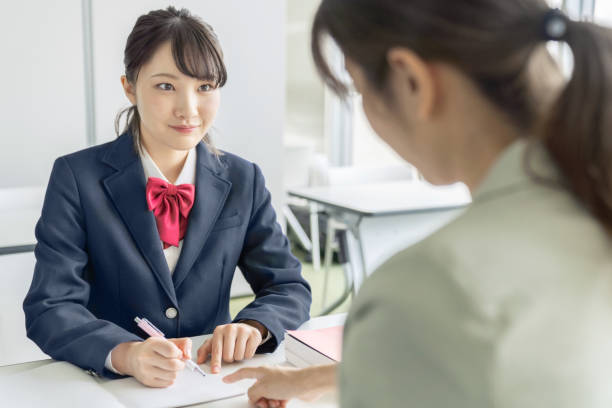 azjatka uczennica szkoły średniej i nauczycielka w klasie. szkoła cram. szkoła przygotowawcza. nauczyciel domowy. - teacher preparation two people teamwork zdjęcia i obrazy z banku zdjęć