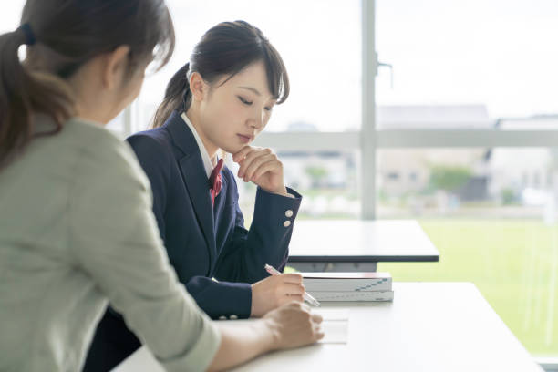 azjatka uczennica szkoły średniej i nauczycielka w klasie. szkoła cram. szkoła przygotowawcza. nauczyciel domowy. - teacher preparation two people teamwork zdjęcia i obrazy z banku zdjęć