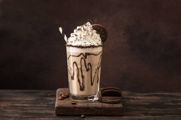 frappuccino de café frio (frappe) - milk shake coffee latté cold - fotografias e filmes do acervo