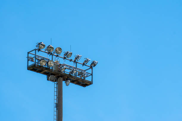 niedrige winkelansicht der stadionlichter gegen klaren blauen himmel - floodlight blue sky day stock-fotos und bilder