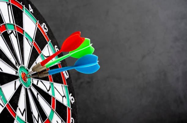 黒い背景にダーツヒットターゲット - target dart shooting business ストックフォトと画像