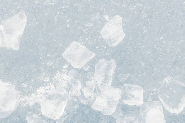 cubos de gelo esmagados no fundo da superfície do gelo. conceito de refresco. - crushed ice - fotografias e filmes do acervo