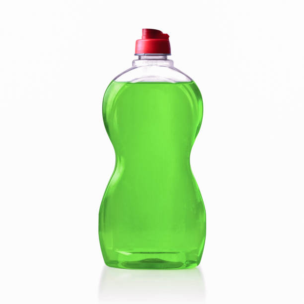 chiara bottiglia piena di detersivo verde per piatti su sfondo bianco. - detersivo per i piatti foto e immagini stock