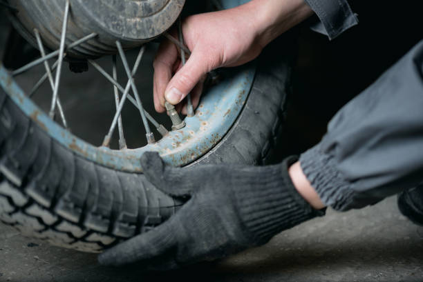 �давление колеса. - bicycle bicycle pump inflating tire стоковые фото и изображения