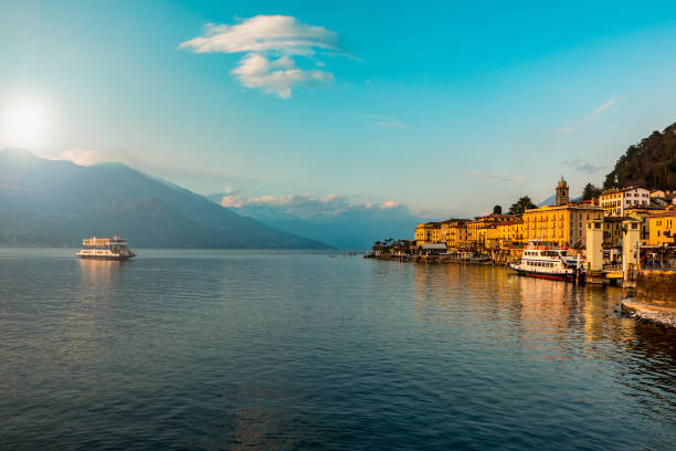 пейзаж белладжио в часы заката - lake como water italy sunset стоковые фото и изображения