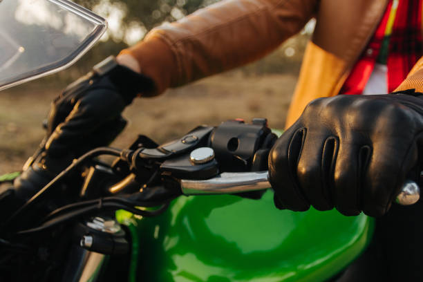 manos de un motociclista en la carretera divirtiéndose conduciendo en la carretera vacía en un viaje en motocicleta - throttle fotografías e imágenes de stock