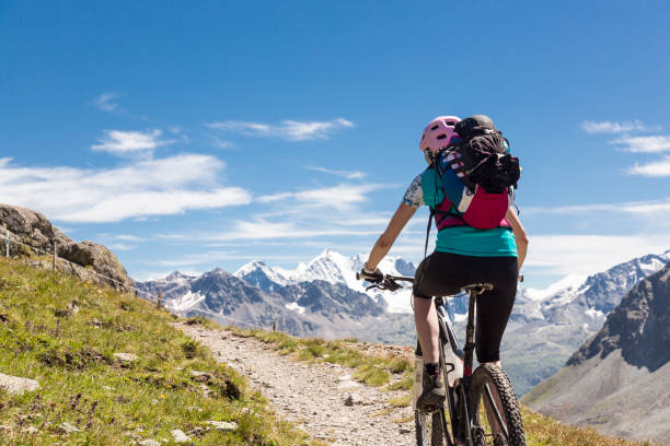 mountainbiking vers les glaciers, suisse - st moritz summer engadine engadin valley photos et images de collection